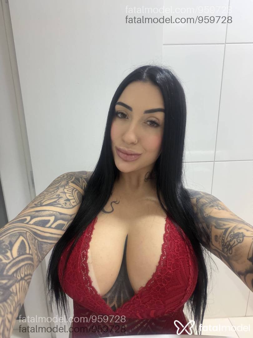 Acompanhante mulher morena (o) de olhos castanhos - Emy