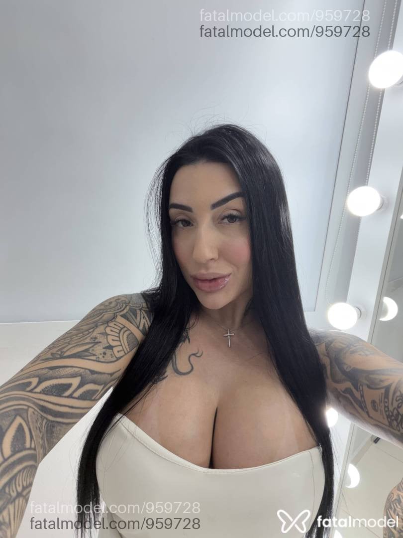 Acompanhante mulher morena (o) de olhos castanhos - Emy