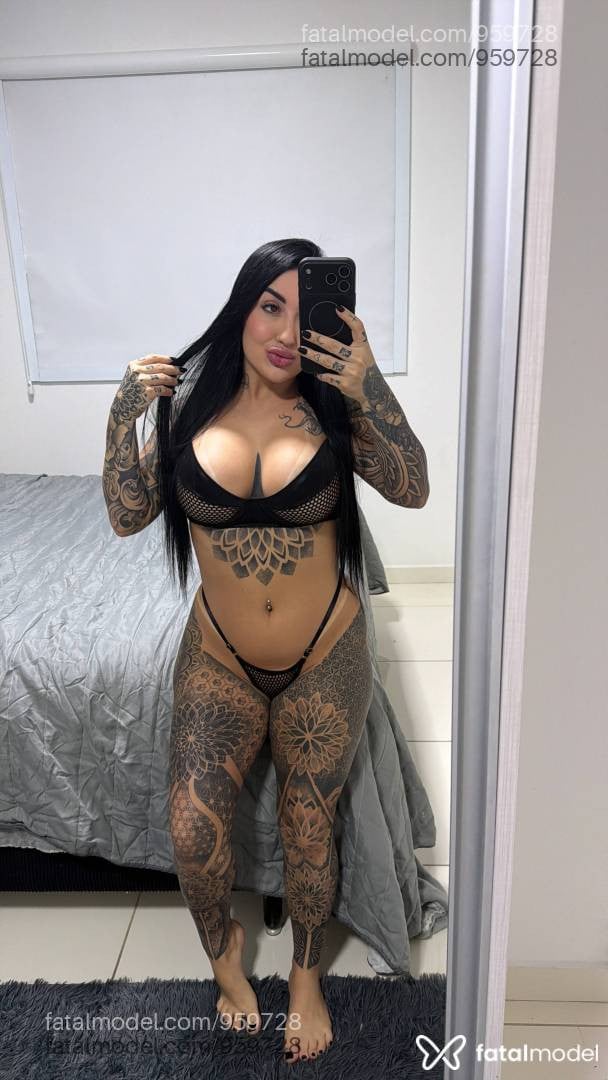 Acompanhante mulher morena (o) de olhos castanhos - Emy