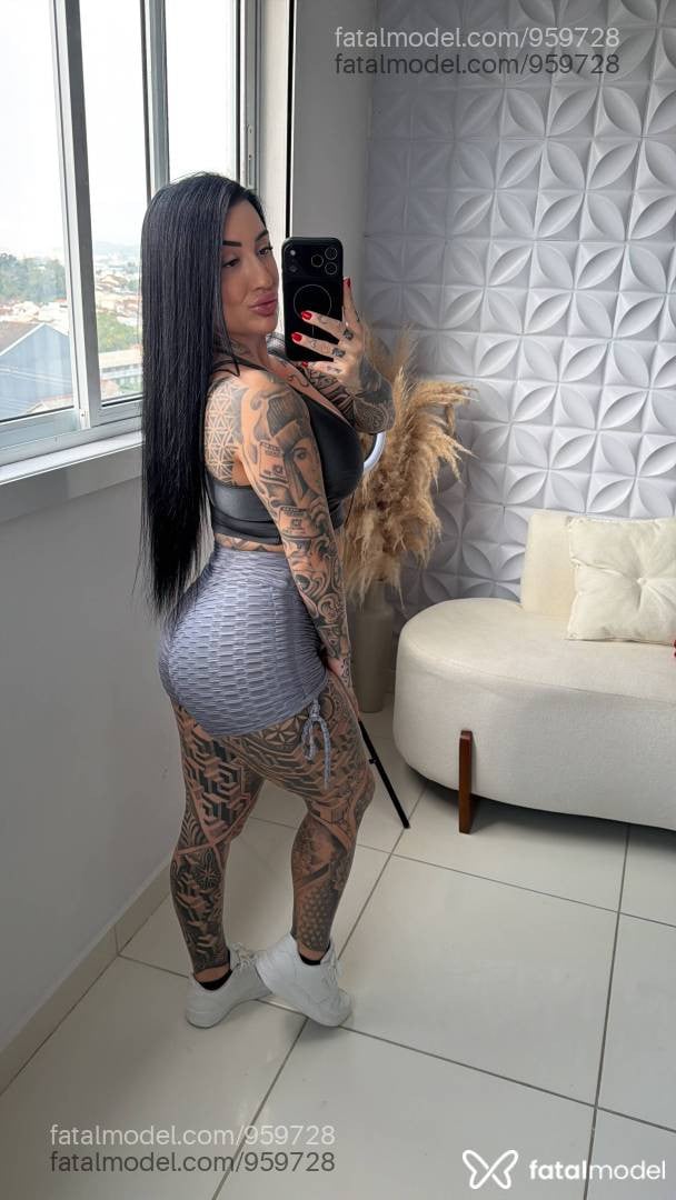 Acompanhante mulher morena (o) de olhos castanhos - Emy