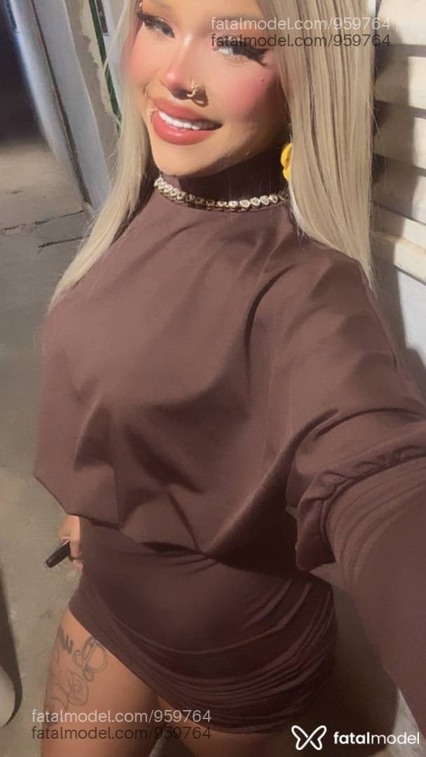 Acompanhante mulher loira (o) de olhos azuis - Serena VIPs