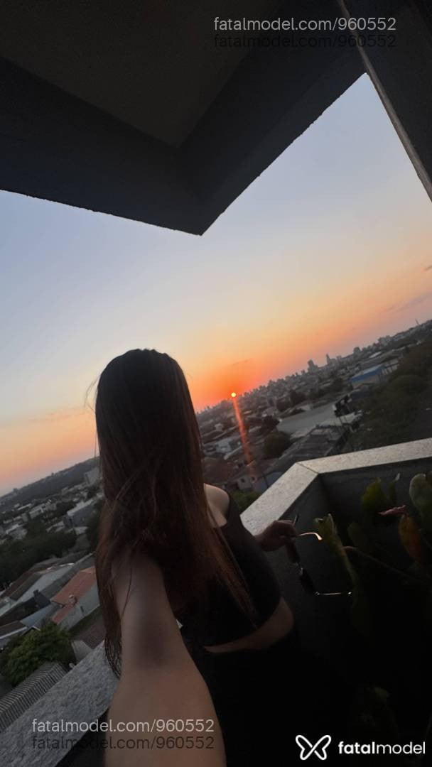 Acompanhante mulher trans com cabelo castanho de olhos mel - Barbara