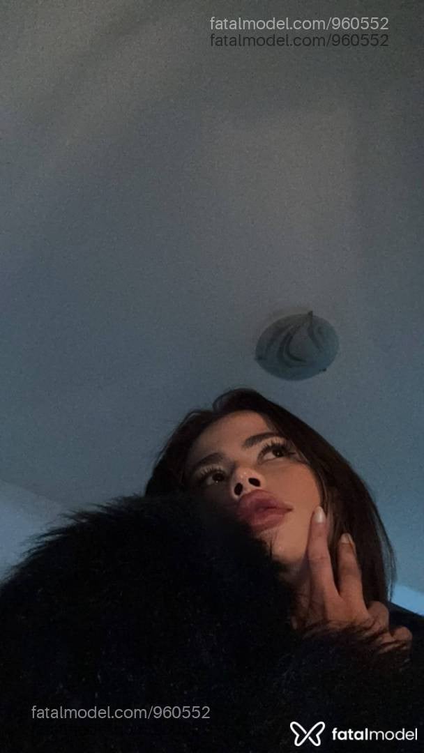 Acompanhante mulher trans com cabelo castanho de olhos mel - Barbara