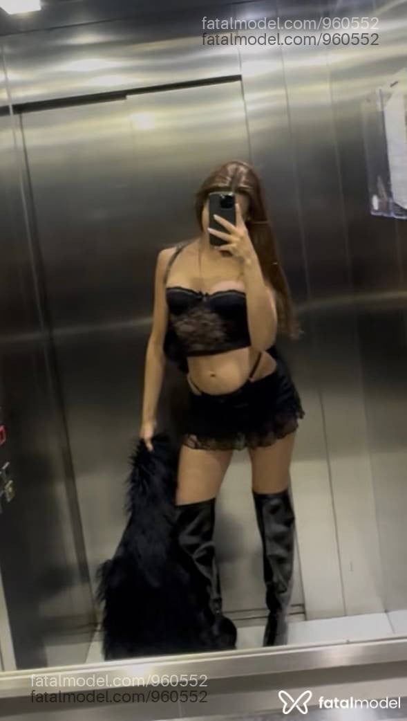 Acompanhante mulher trans com cabelo castanho de olhos mel - Barbara