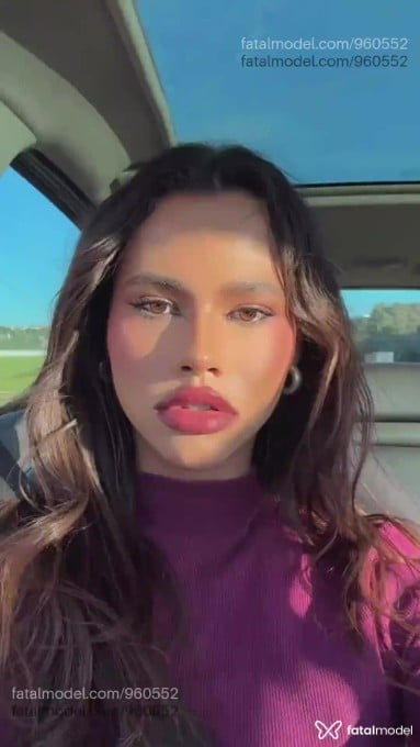 Acompanhante mulher trans com cabelo castanho de olhos mel em Cascavel - Marina