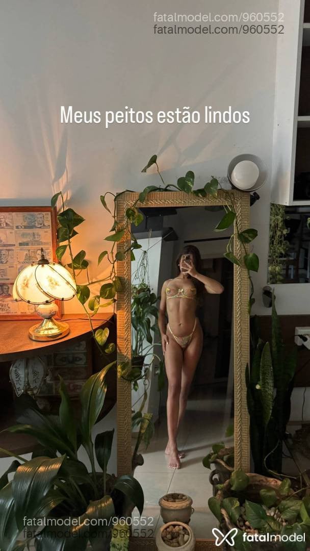 Acompanhante mulher trans com cabelo castanho de olhos mel - Marina