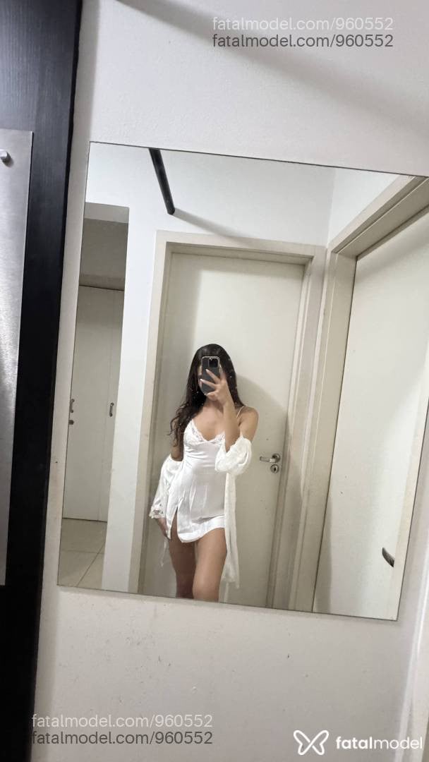 Acompanhante mulher trans com cabelo castanho de olhos mel - Marina