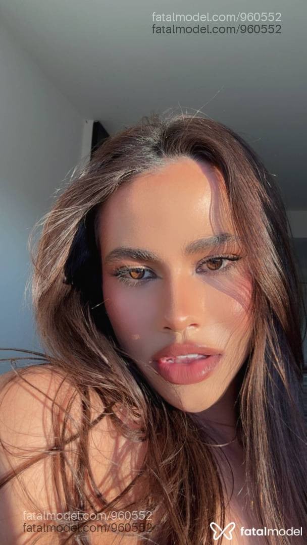 Acompanhante mulher trans com cabelo castanho de olhos mel em Cascavel - Marina