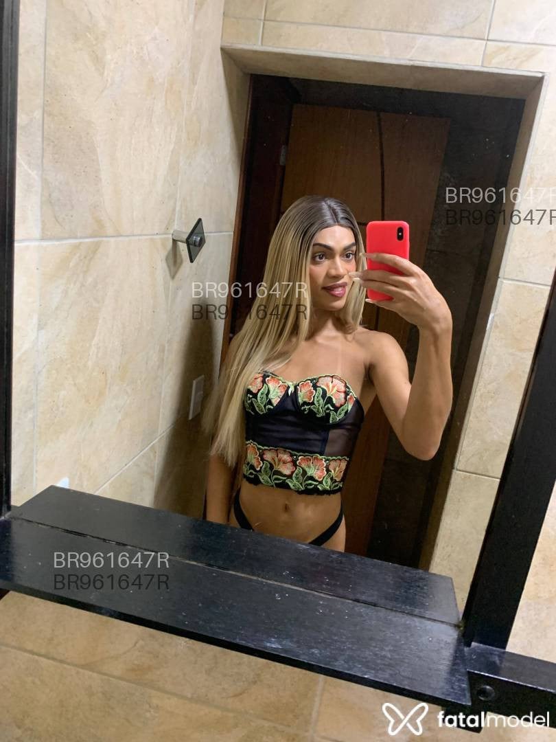 Acompanhante travesti loira (o) de olhos castanhos em Araruama - Annie