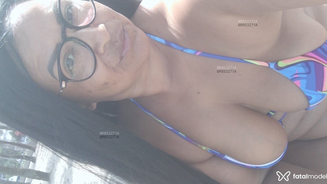 Acompanhante mulher com cabelo colorido de olhos castanhos em Poços de Caldas - Mychelli