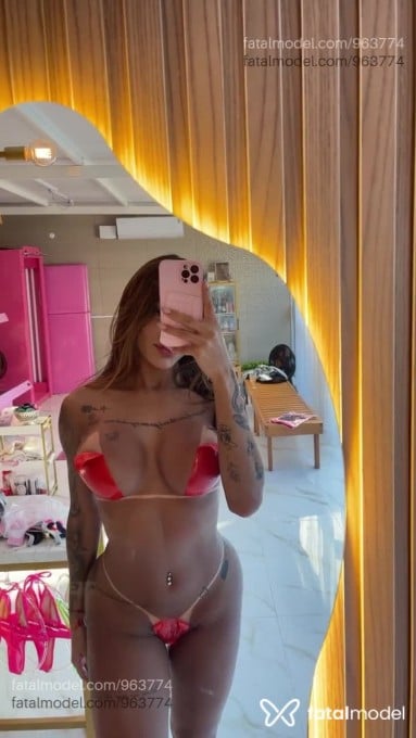 Acompanhante mulher trans com cabelo castanho de olhos castanhos - Giovana