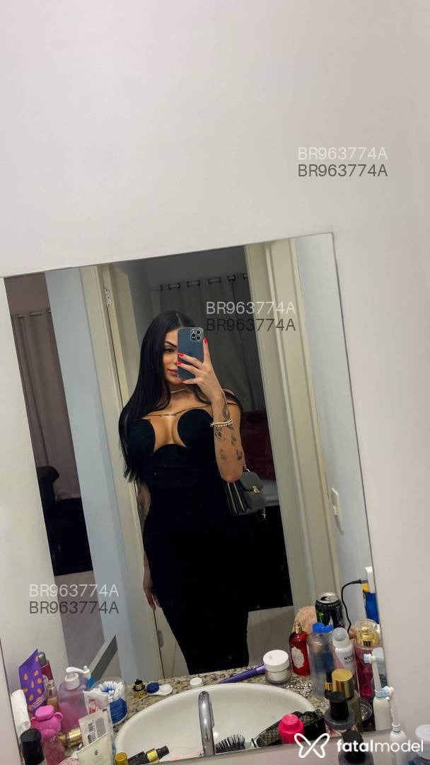 Acompanhante mulher trans com cabelo castanho de olhos castanhos - Giovana