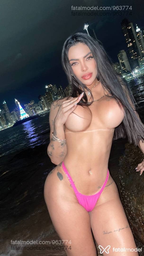 Acompanhante mulher trans com cabelo castanho de olhos castanhos - Giovana