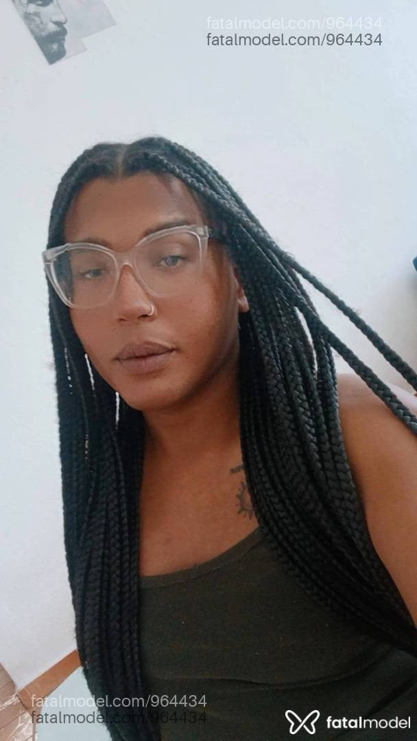 Acompanhante travesti morena (o) de olhos castanhos - Vicki