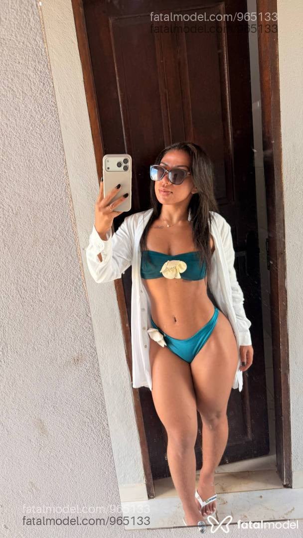 Acompanhante mulher morena (o) de olhos mel - Mirella Miller