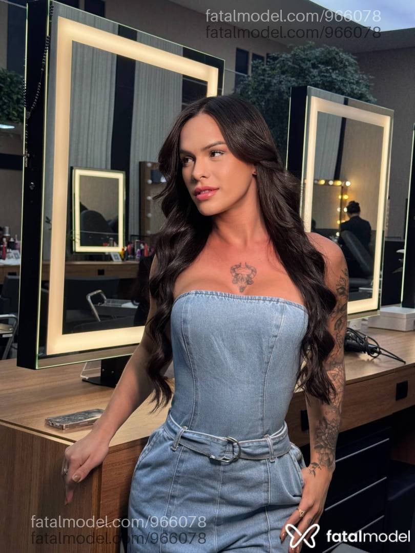 Acompanhante mulher trans com cabelo castanho de olhos castanhos - Lett Fiorentino