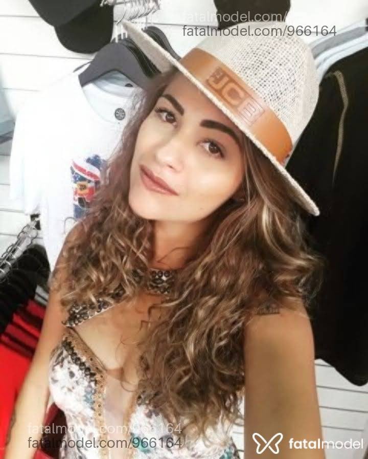 Acompanhante mulher loira (o) de olhos castanhos - Cleo