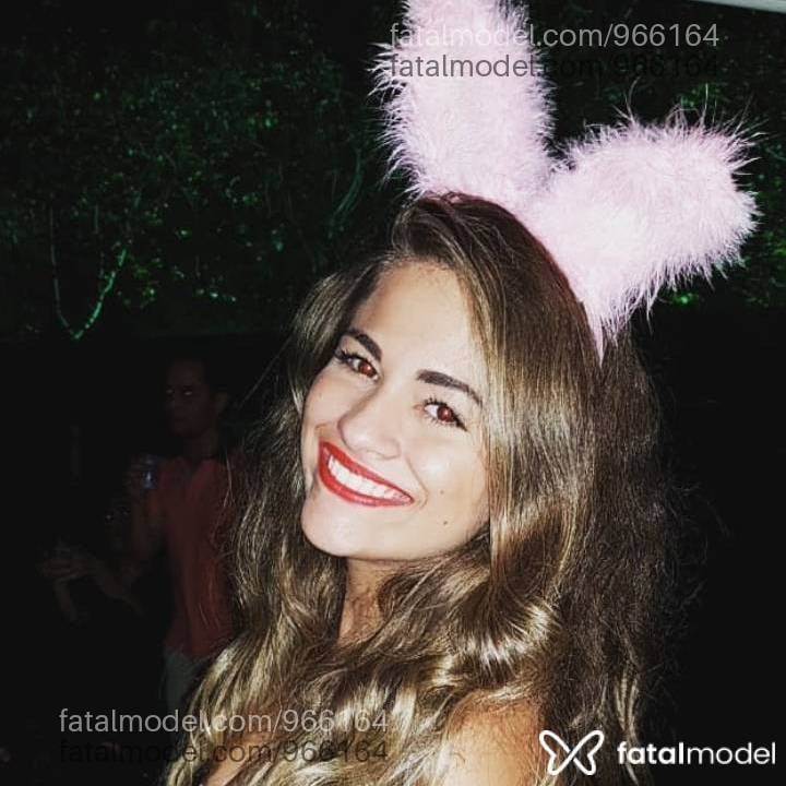 Acompanhante mulher loira (o) de olhos castanhos - Cleo