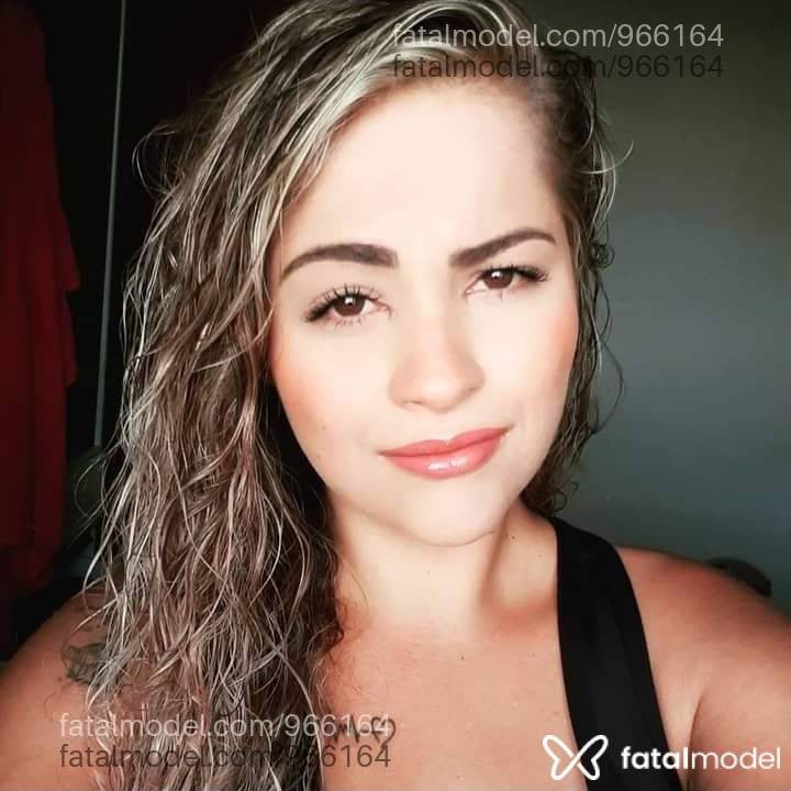Acompanhante mulher loira (o) de olhos castanhos - Cleo