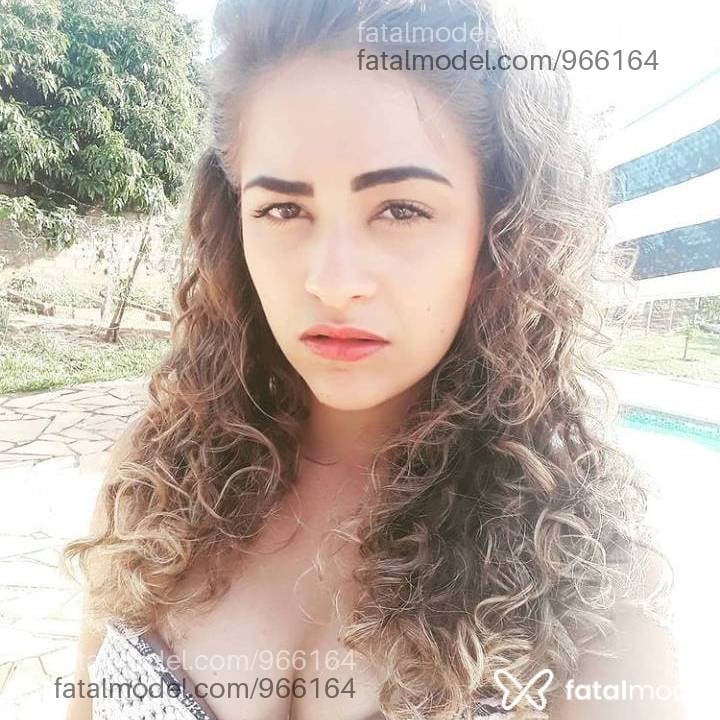 Acompanhante mulher loira (o) de olhos castanhos - Cleo