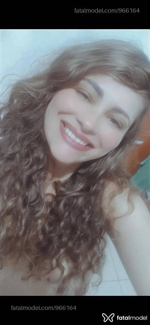 Acompanhante mulher loira (o) de olhos castanhos - Cleo