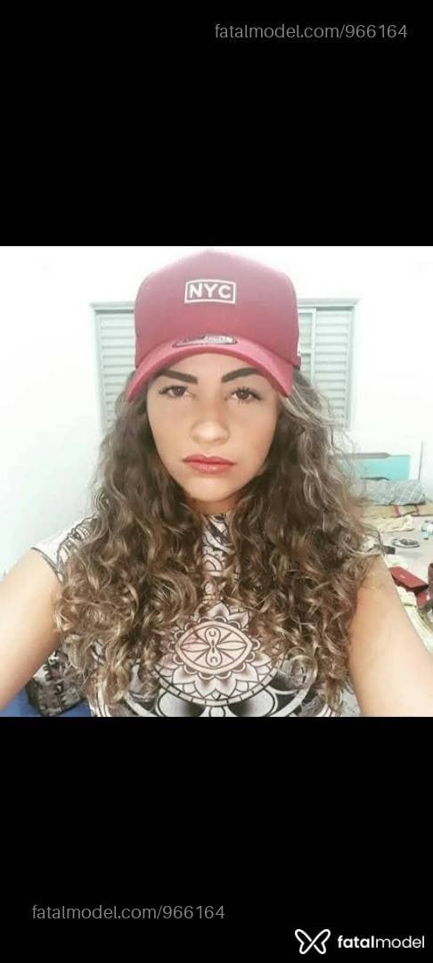 Acompanhante mulher loira (o) de olhos castanhos - Cleo