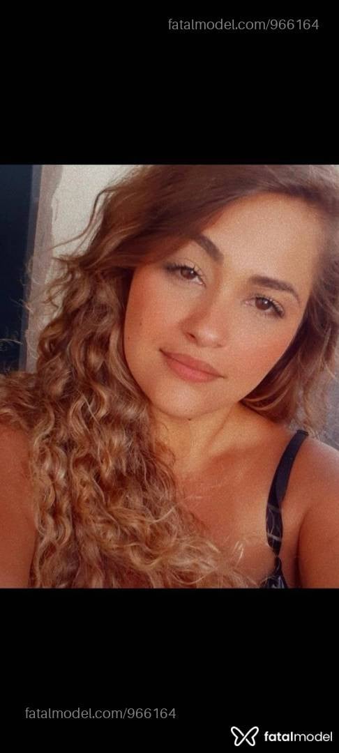Acompanhante mulher loira (o) de olhos castanhos - Cleo