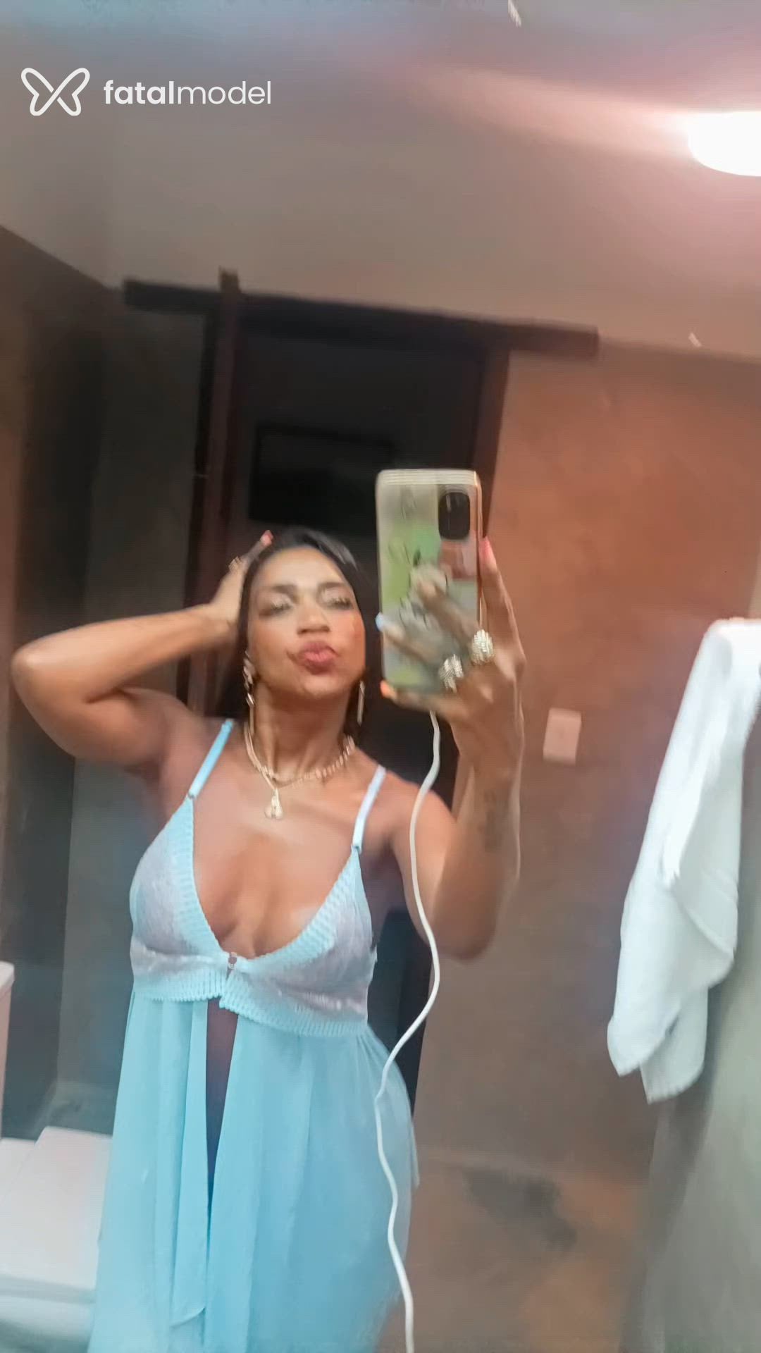 Acompanhante mulher com cabelo castanho de olhos mel em Porto Seguro Acompanhante mulher com cabelo castanho de olhos mel em Porto Seguro - Camila pitanga