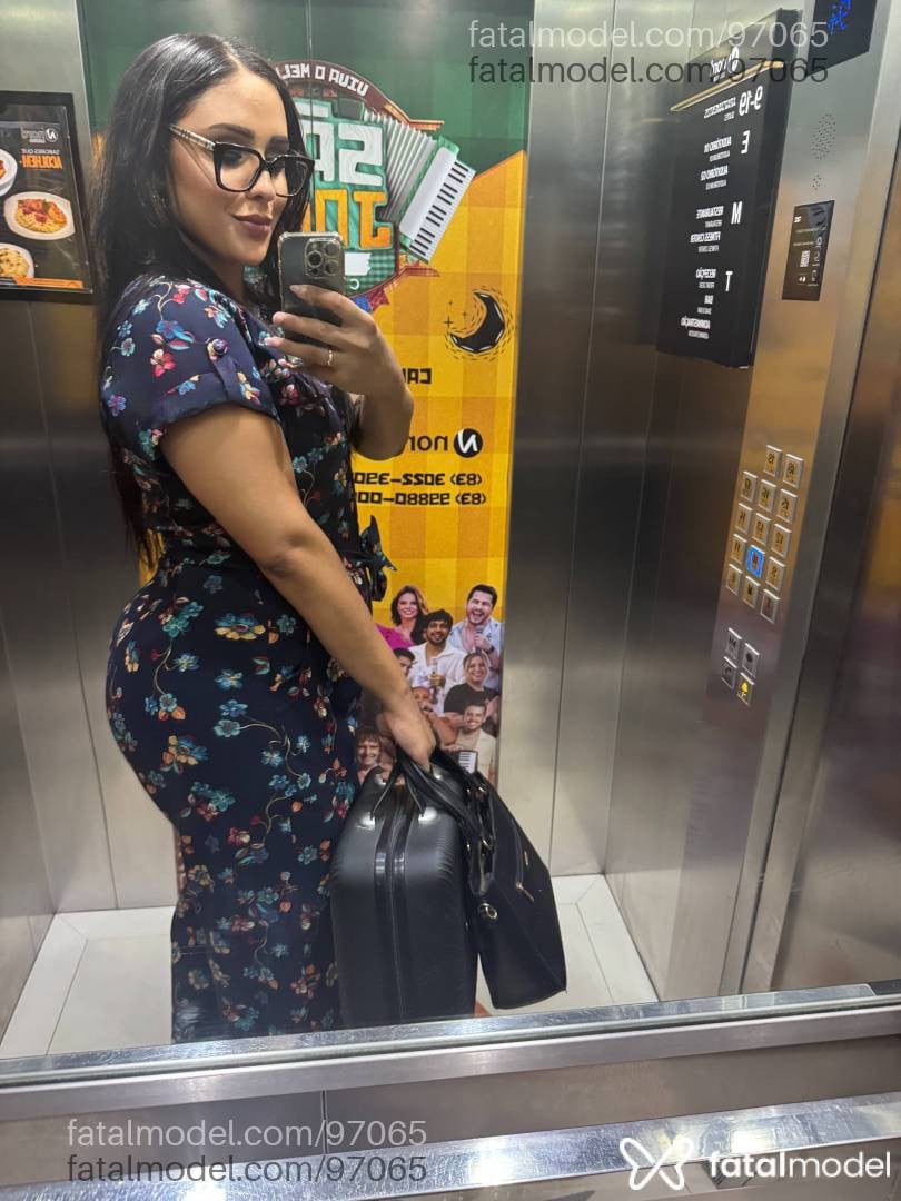 Acompanhante mulher trans com cabelo castanho de olhos castanhos - BRUNA ACAVALONA