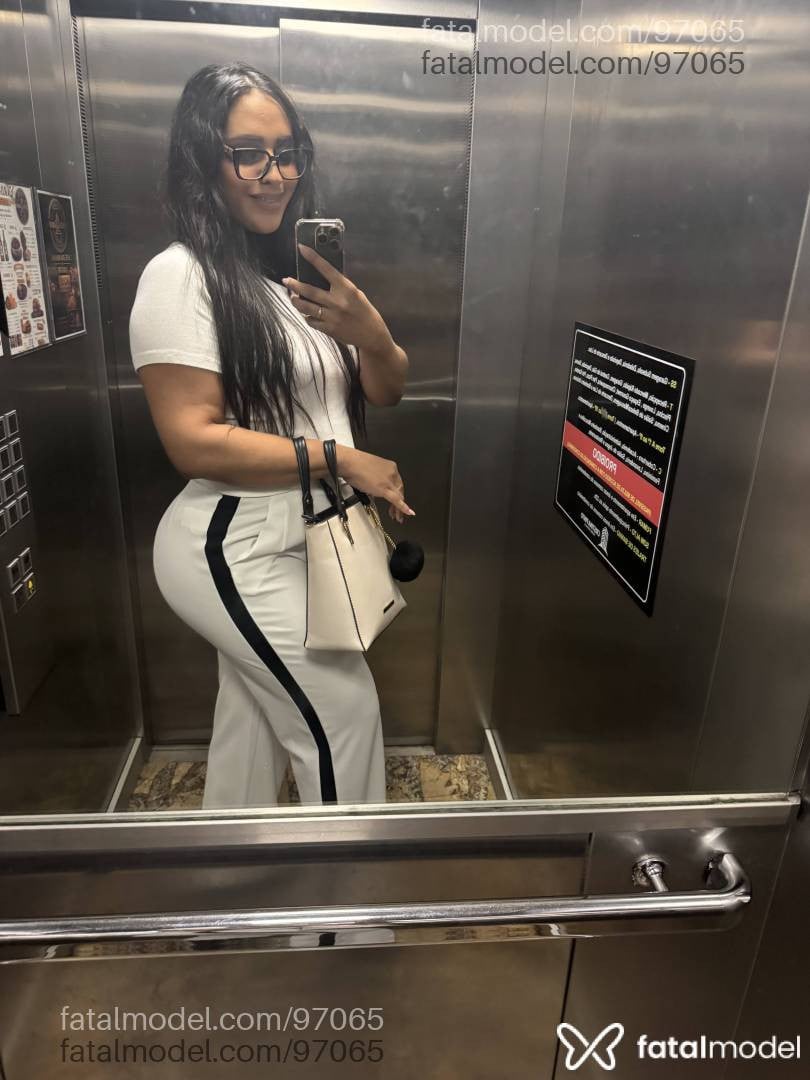 Acompanhante mulher trans com cabelo castanho de olhos castanhos - BRUNA ACAVALONA