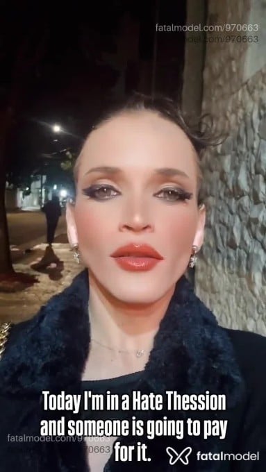 Acompanhante trans com cabelo castanho de olhos castanhos - Gutta Moura Acompanhante trans com cabelo castanho de olhos castanhos - Gutta Moura
