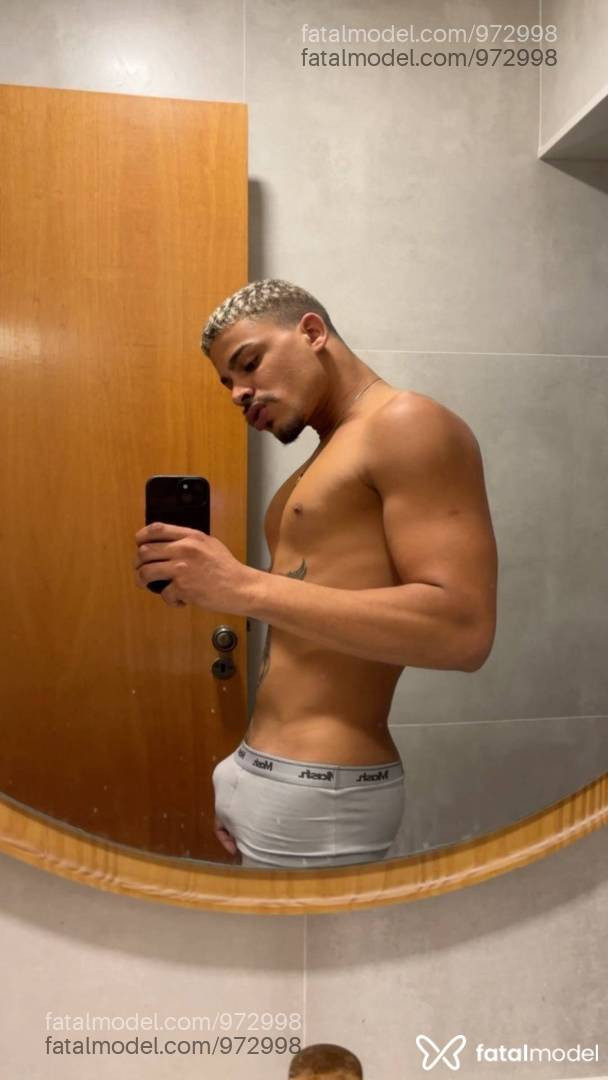 Acompanhante homem com cabelo castanho de olhos castanhos - ícaro Santos Acompanhante homem com cabelo castanho de olhos castanhos - ícaro Santos