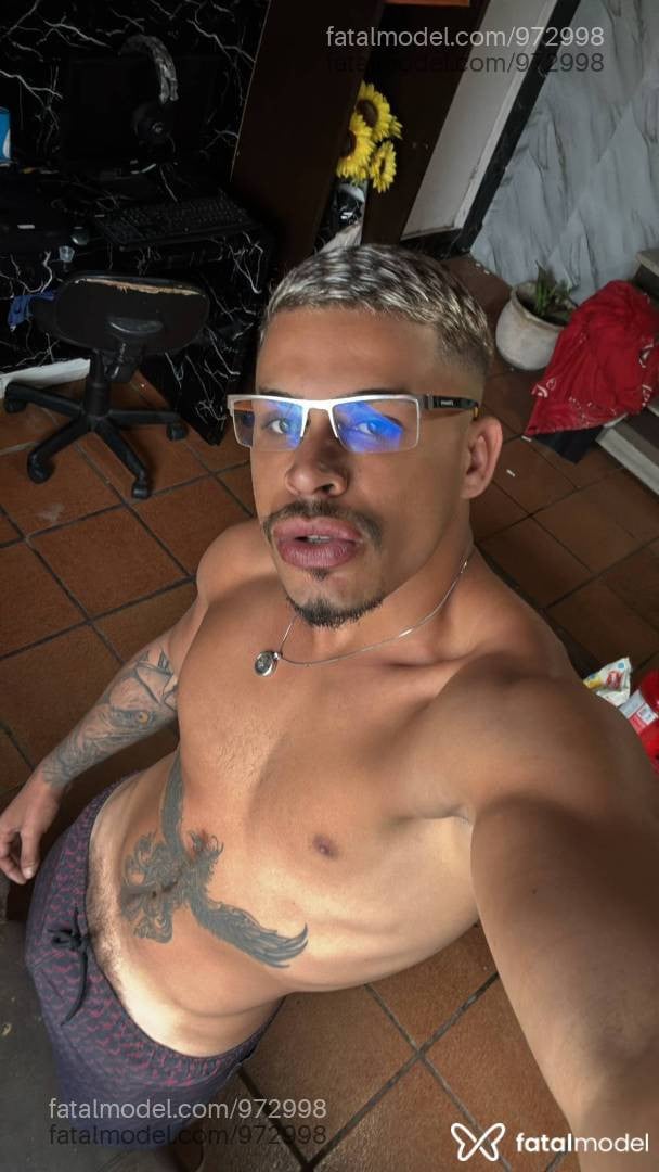 Acompanhante homem com cabelo castanho de olhos castanhos - ícaro Santos Acompanhante homem com cabelo castanho de olhos castanhos - ícaro Santos