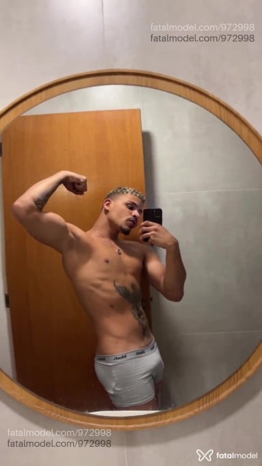 Acompanhante homem com cabelo castanho de olhos castanhos - ícaro Santos Acompanhante homem com cabelo castanho de olhos castanhos - ícaro Santos