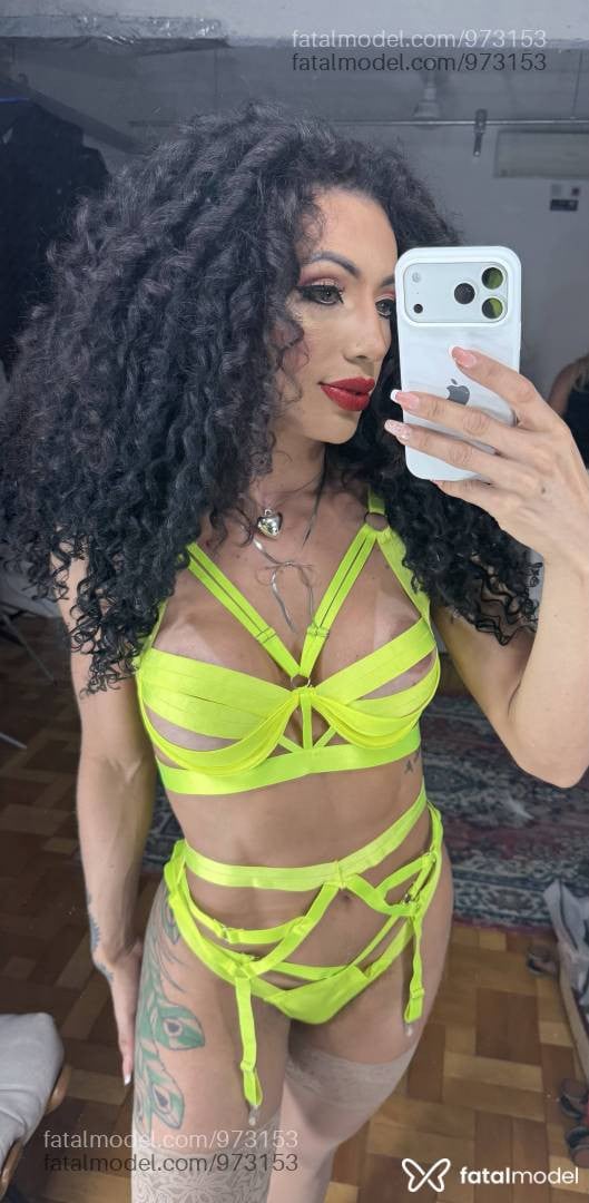 Acompanhante mulher trans morena (o) de olhos castanhos - Beatriz Cortez