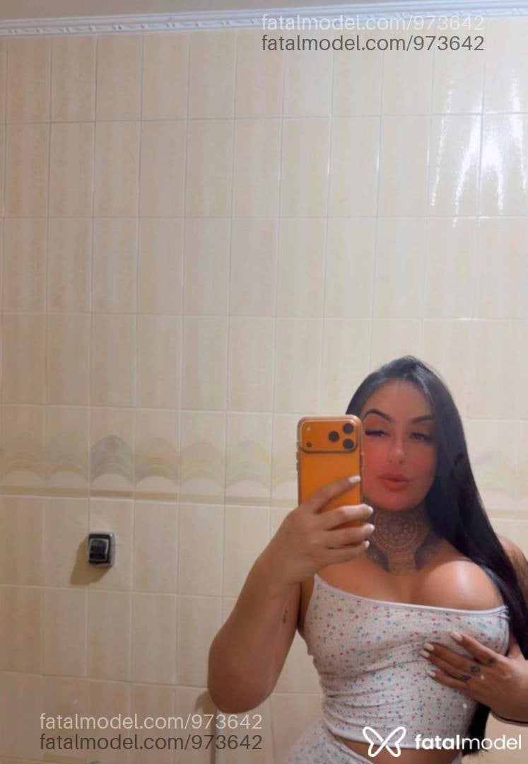 Acompanhante mulher com cabelo castanho de olhos mel - Priscilla Fontini