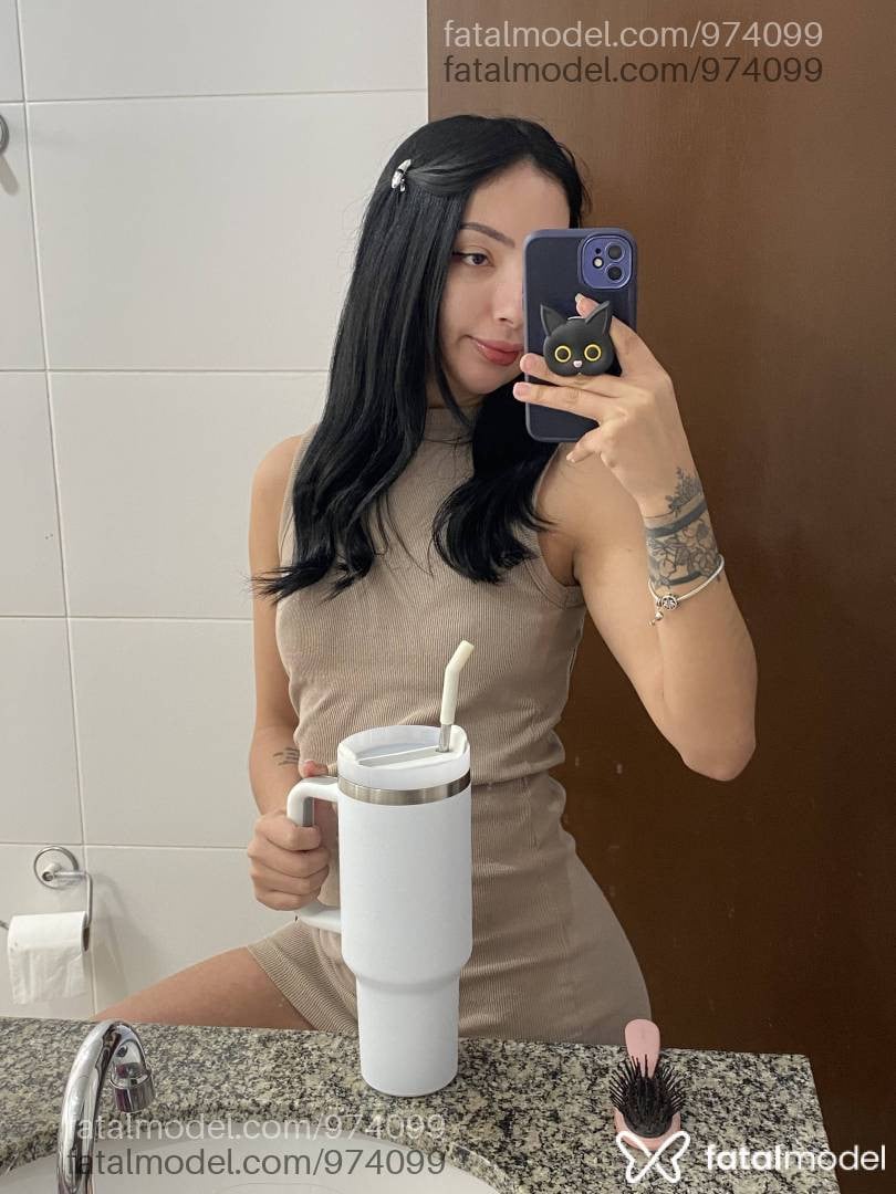 Acompanhante mulher morena (o) de olhos castanhos - Pamii