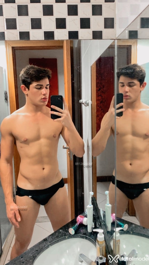 Acompanhante homem com cabelo castanho de olhos castanhos - Lorenzo Telles Acompanhante homem com cabelo castanho de olhos castanhos - Lorenzo Telles