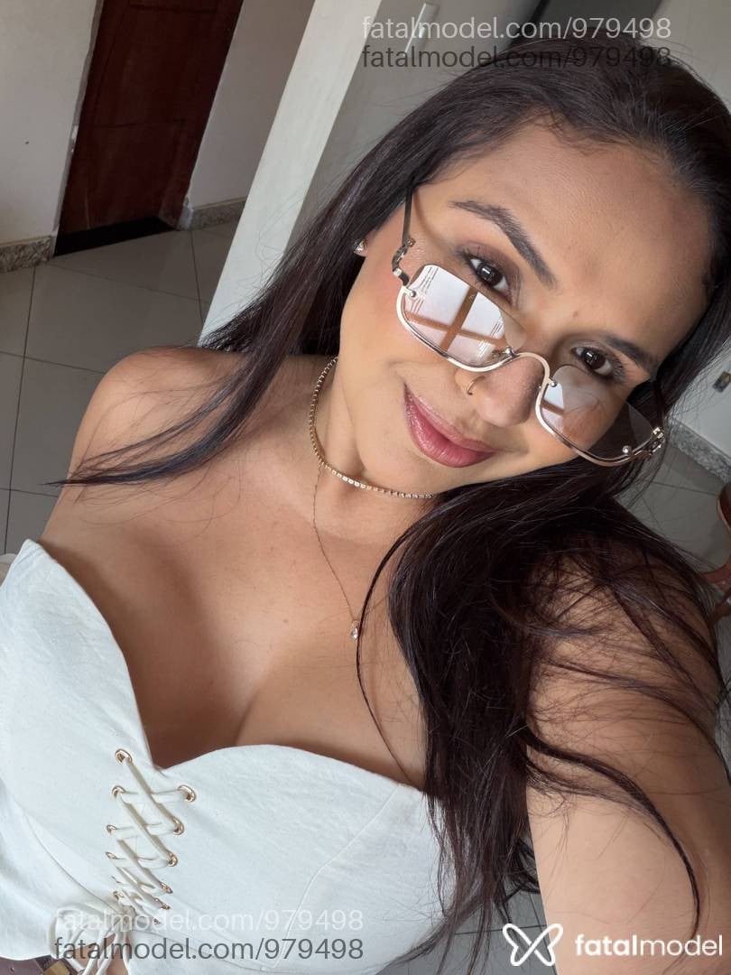Acompanhante mulher com cabelo castanho de olhos castanhos - Camila Borges