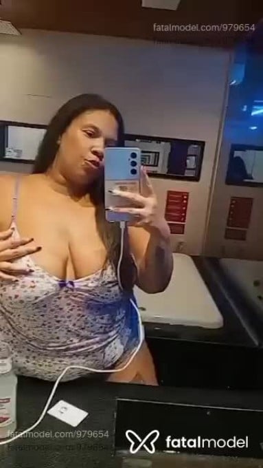 Acompanhante mulher com cabelo castanho de olhos pretos - Bella Acompanhante mulher com cabelo castanho de olhos pretos - Bella
