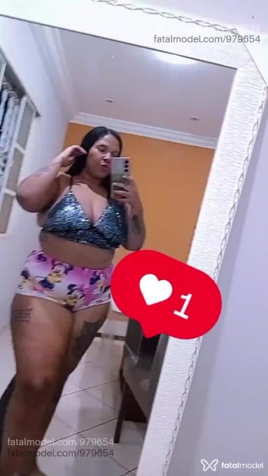Acompanhante mulher com cabelo castanho de olhos pretos - Bella Acompanhante mulher com cabelo castanho de olhos pretos - Bella