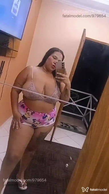 Acompanhante mulher com cabelo castanho de olhos pretos - Bella Acompanhante mulher com cabelo castanho de olhos pretos - Bella
