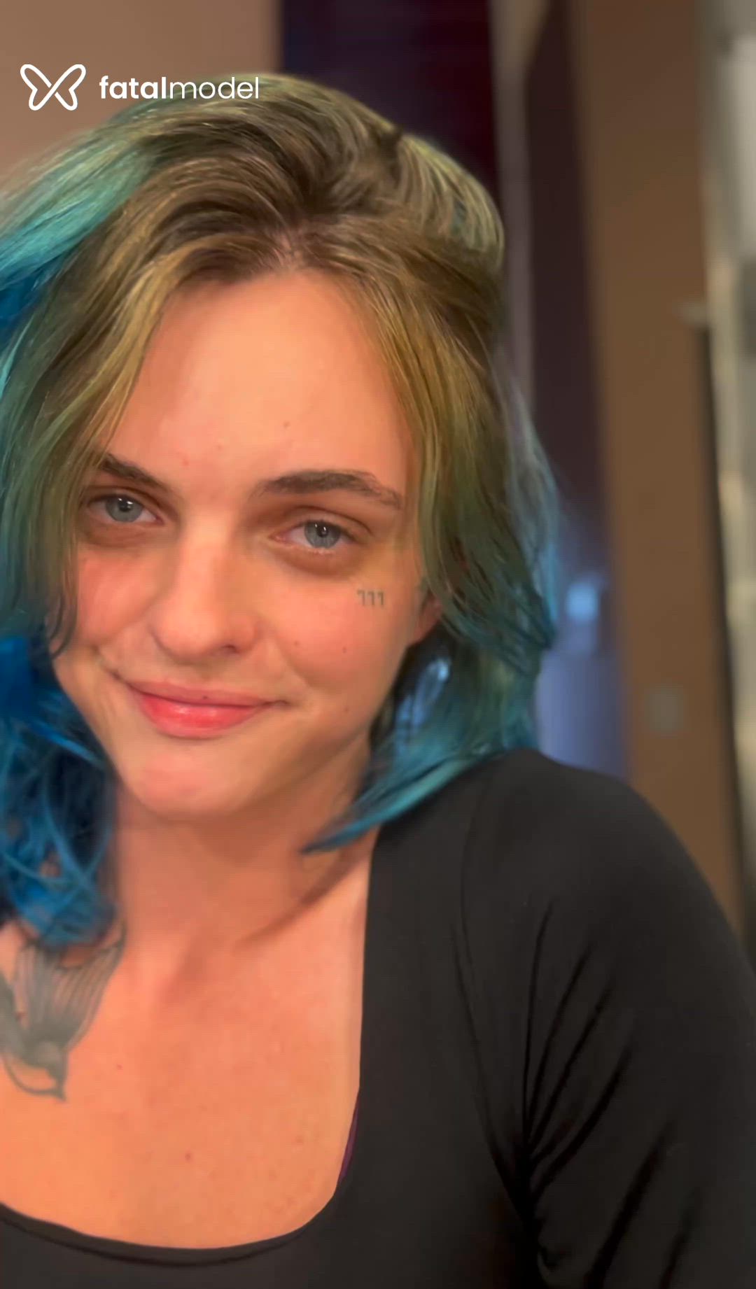 Acompanhante mulher com cabelo colorido de olhos azuis - Ivy Moon