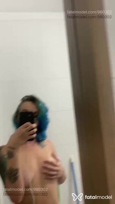 Acompanhante mulher com cabelo colorido de olhos azuis em Florianópolis Acompanhante mulher com cabelo colorido de olhos azuis em Florianópolis - Ivy Moon