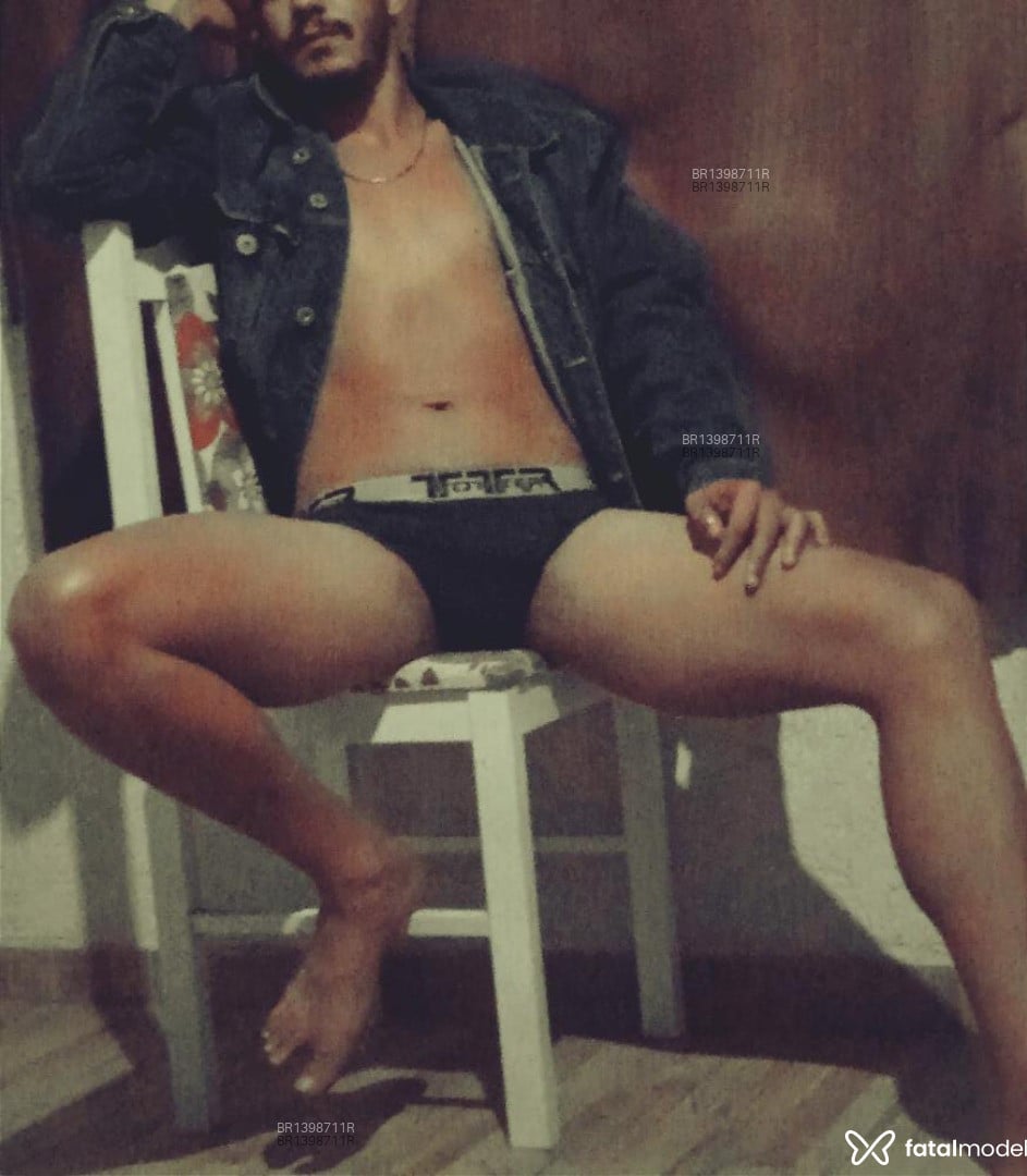 Acompanhante homem com cabelo castanho de olhos castanhos em Matinhos Acompanhante homem com cabelo castanho de olhos castanhos em Matinhos - Deric
