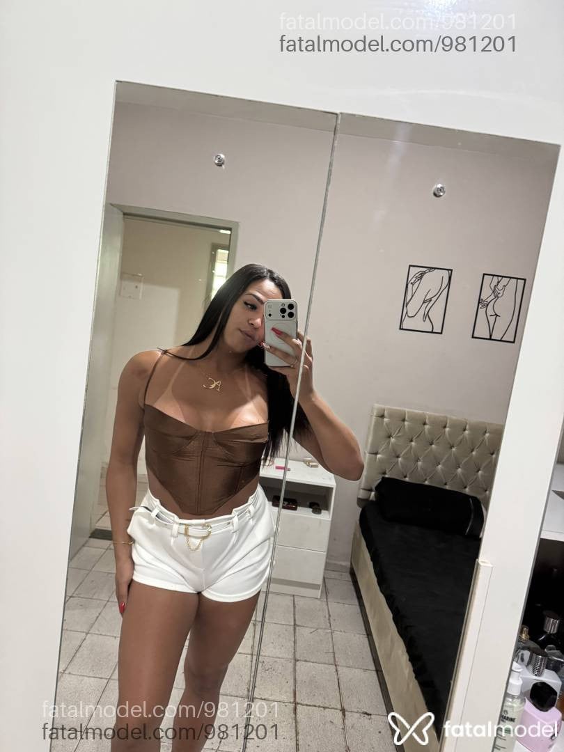 Acompanhante mulher trans com cabelo castanho de olhos castanhos - Antonella
