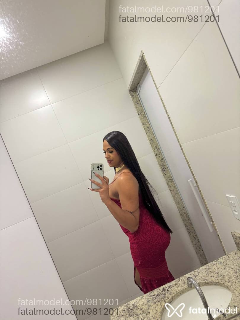 Acompanhante mulher trans com cabelo castanho de olhos castanhos - Antonella