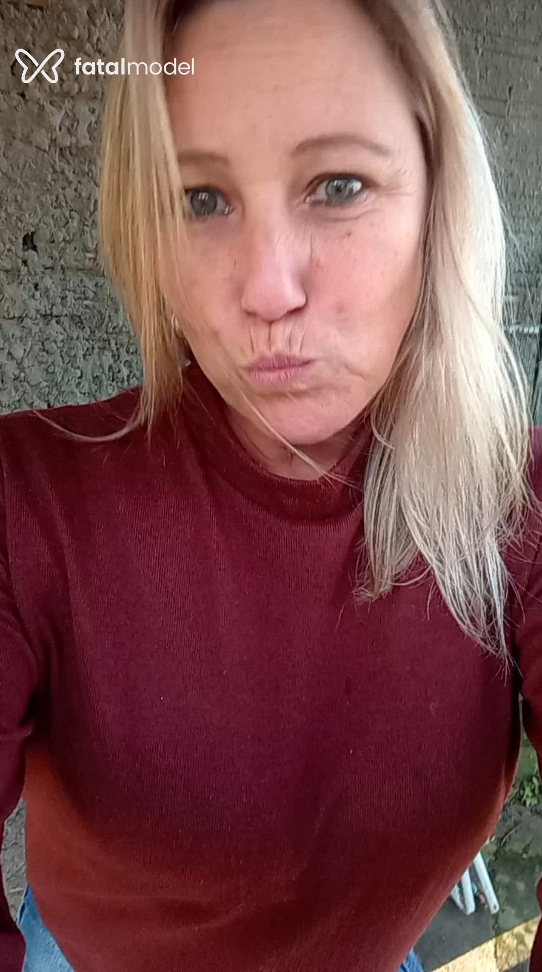 Acompanhante mulher loira (o) de olhos azuis - Júlia Fontini