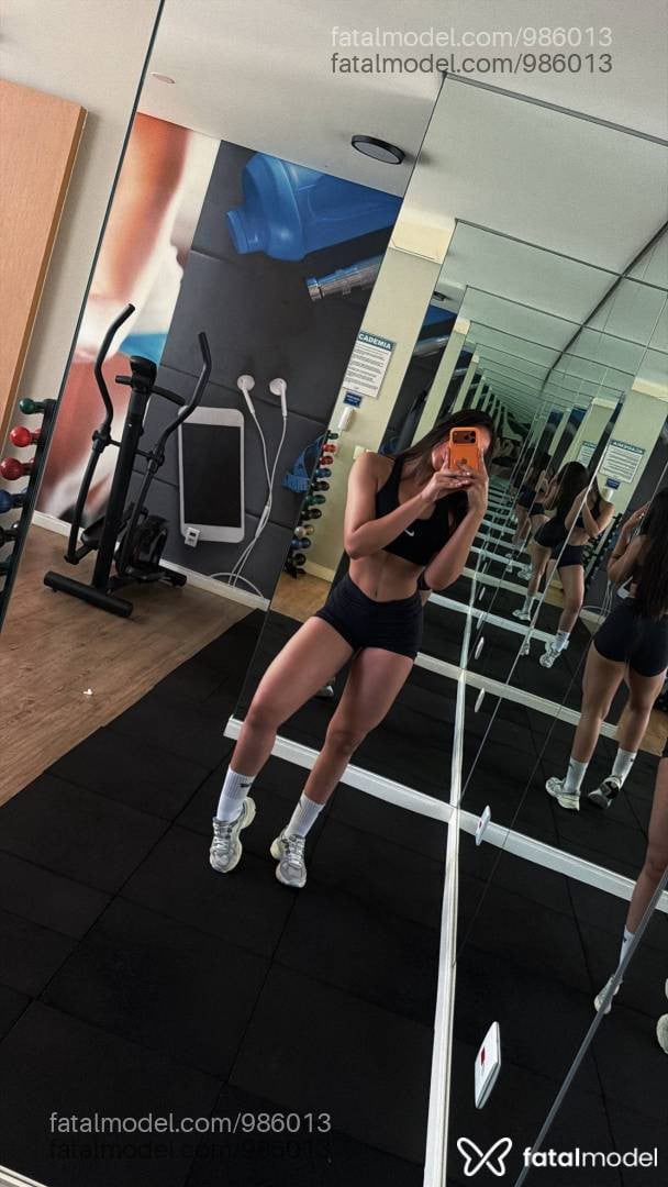 Acompanhante mulher com cabelo castanho de olhos castanhos - Mel Ferraz