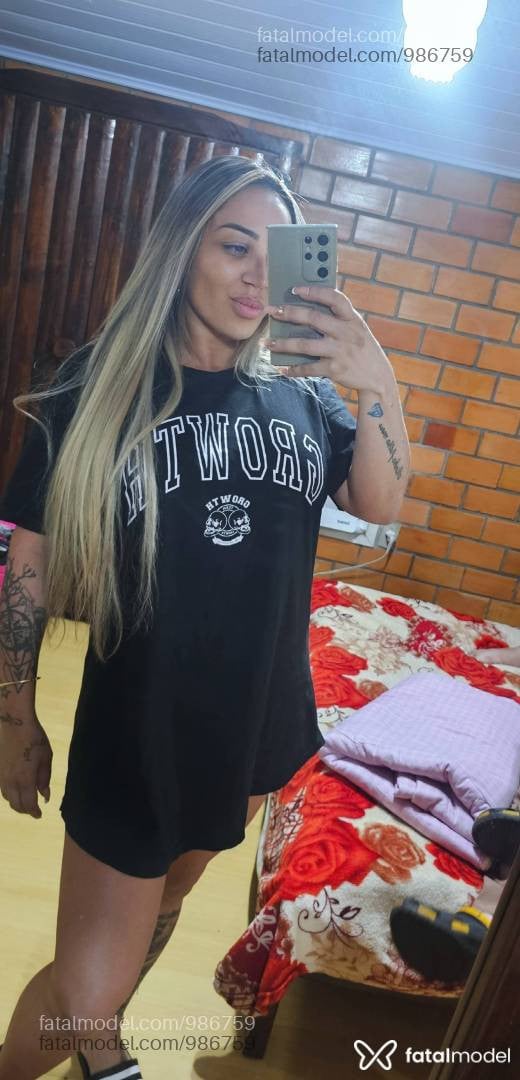 Acompanhante mulher loira (o) de olhos castanhos - BruBecker